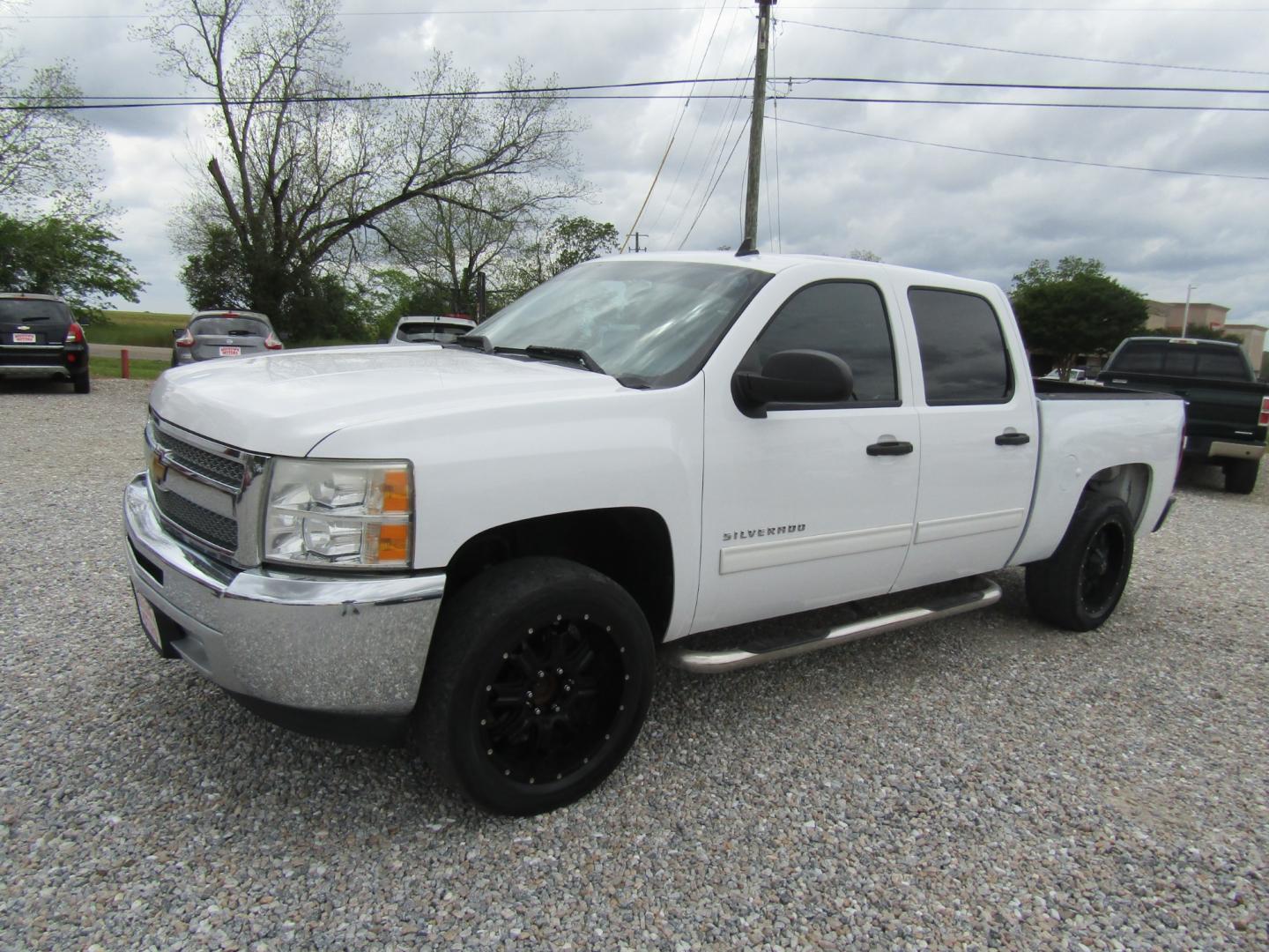 2013 White /Gray Chevrolet Silverado 1500 LT Crew Cab 2WD (3GCPCSEA8DG) with an 4.8L V8 OHV 16V engine, Automatic transmission, located at 15016 S Hwy 231, Midland City, AL, 36350, (334) 983-3001, 31.306210, -85.495277 - Photo#2